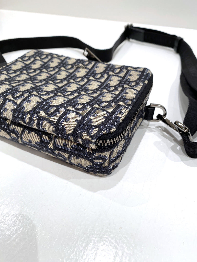 Dior - Zipped Pouch with Strap - - Nypris. 11.200 kr/ 1.500 Euro.