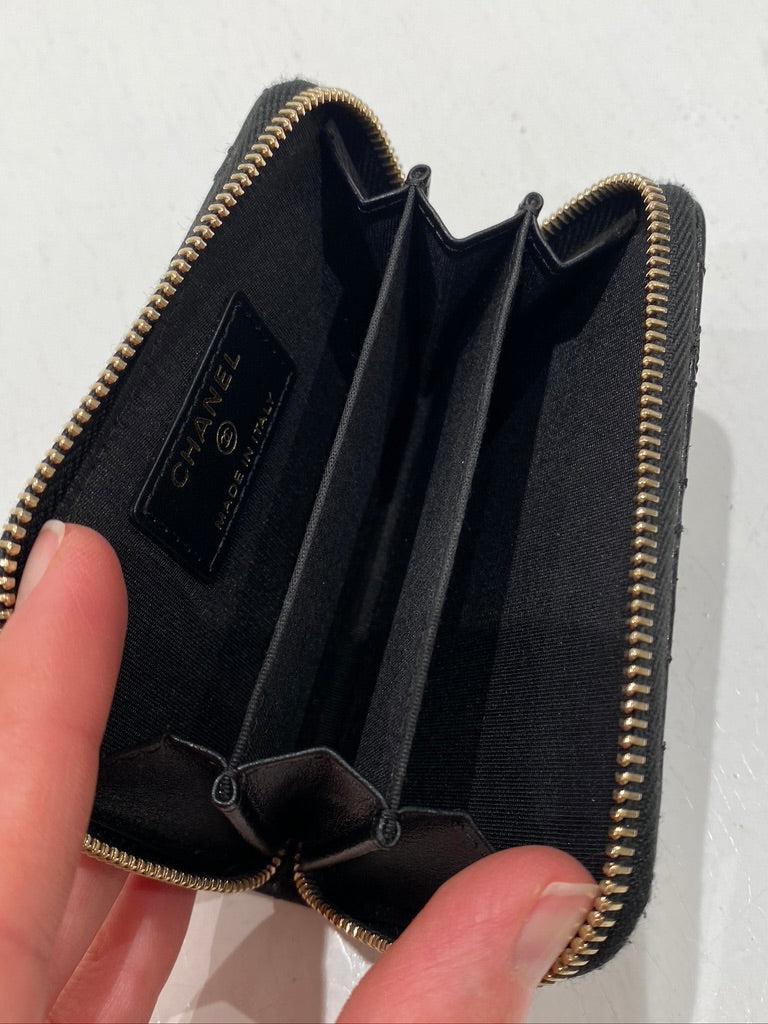 Chanel  Black Camellia Small Zip Purse - (Nypris ca 6-7.000 kr)