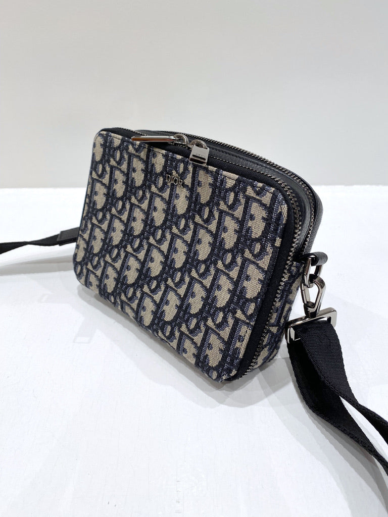 Dior - Zipped Pouch with Strap - - Nypris. 11.200 kr/ 1.500 Euro.