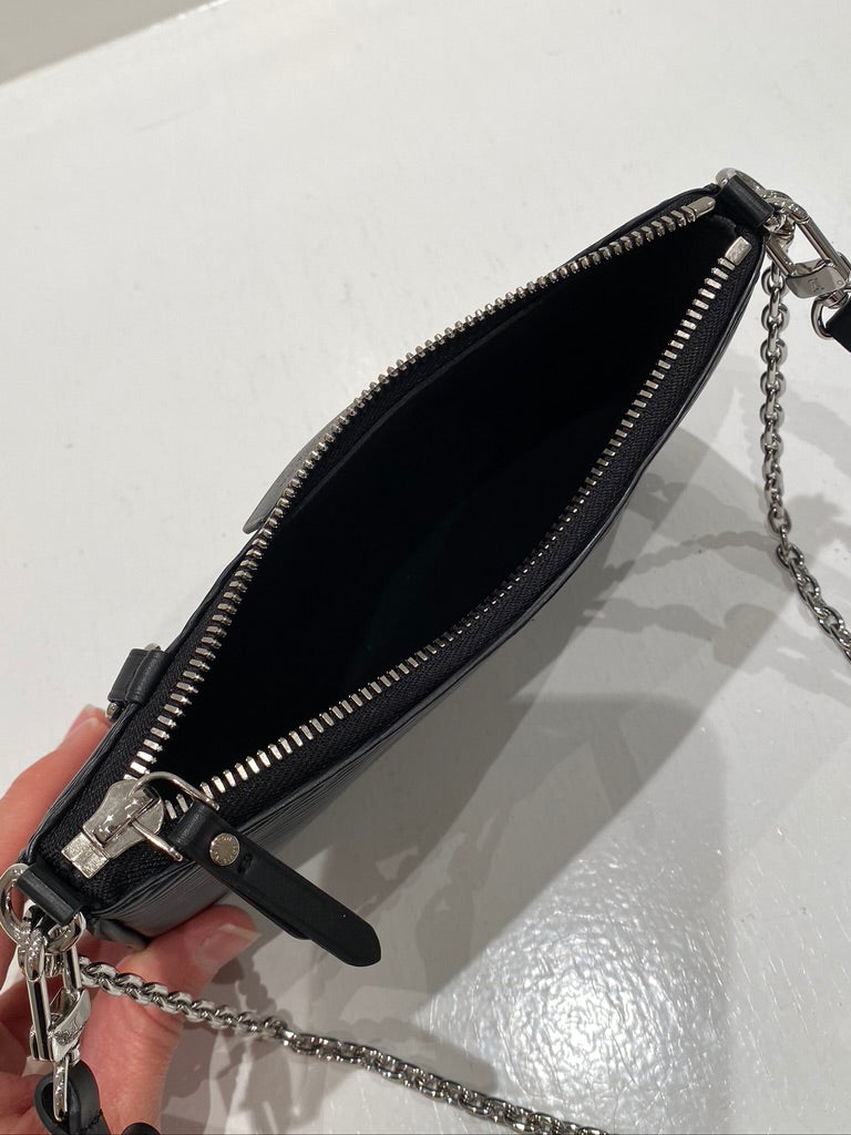 Louis Vuitton Easy Pouch On Strap Epi - (Nypris ca 11.600 kr)