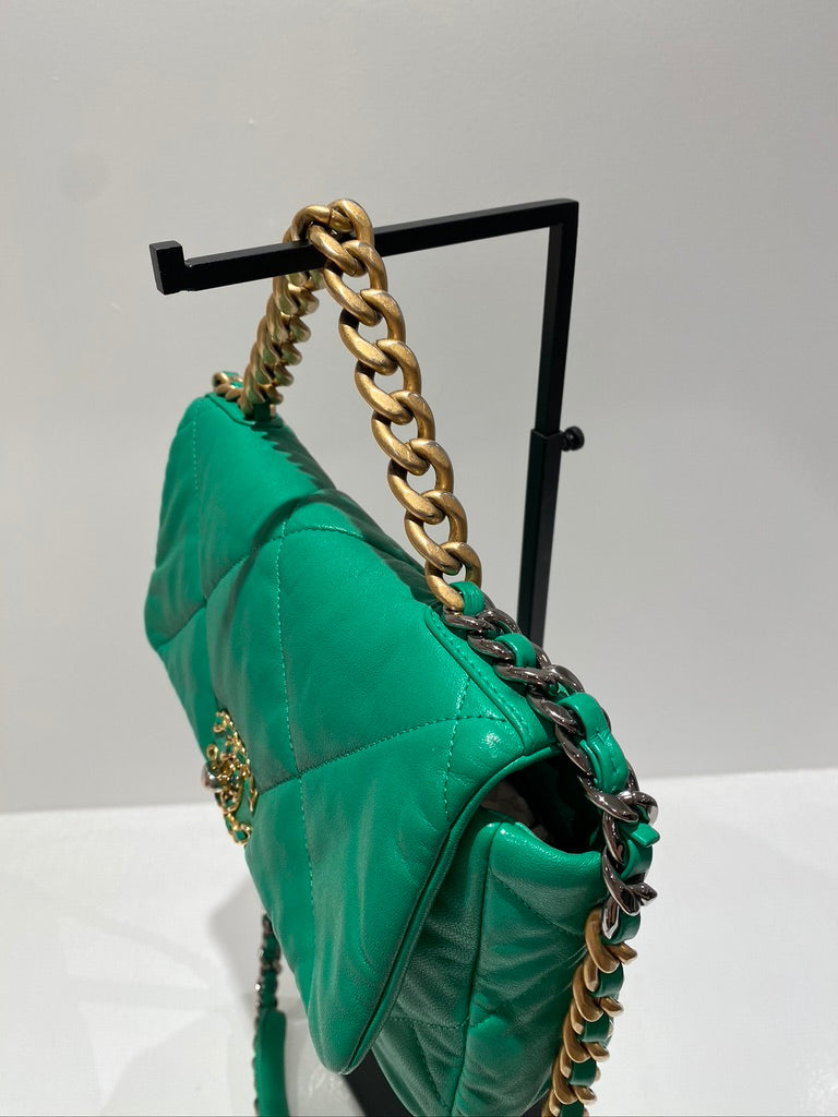 Chanel 19 Small Handbag/Crossbody Taske. Farven er Grøn -  (Nypris ca 50.850 kr)