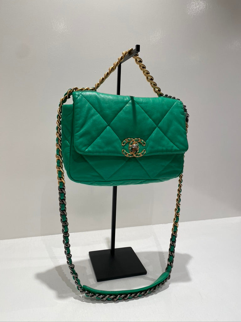 Chanel 19 Small Handbag/Crossbody Taske. Farven er Grøn -  (Nypris ca 50.850 kr)