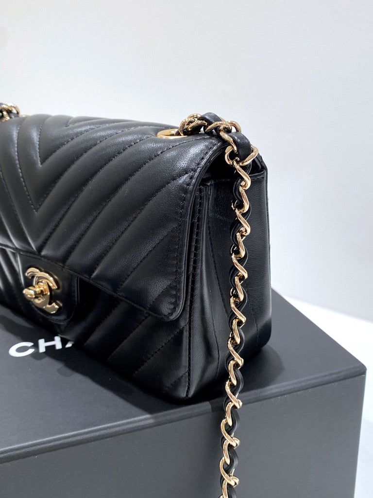 Chanel Mini Flap Bag Chaveron - Sort Med Guldhardware - (Nypris 38.730 kr