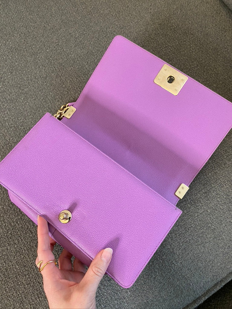 Chanel Medium Boy Bag - Caviar I Farven Lilla Med Guldhardware - (Nypris ca 52.800 kr)