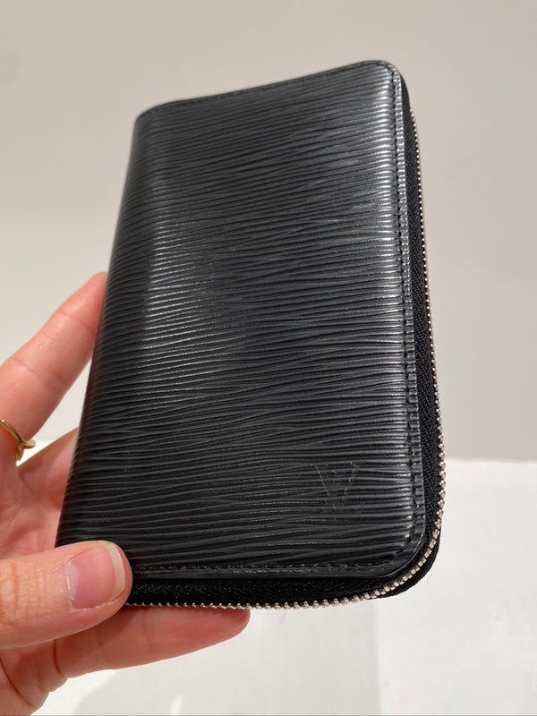 Louis Vuitton Zippy Vertical Epi Leather Wallet/ Pung - (Nypris ca 5.500 kr)