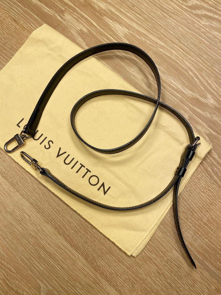 Louis Vuitton Epi Pochette Taske + Lang Rem - (Nypris For Lignende Taske 9.150 kr +  Rem Ca 2.600 kr ialt= 11.750 kr)