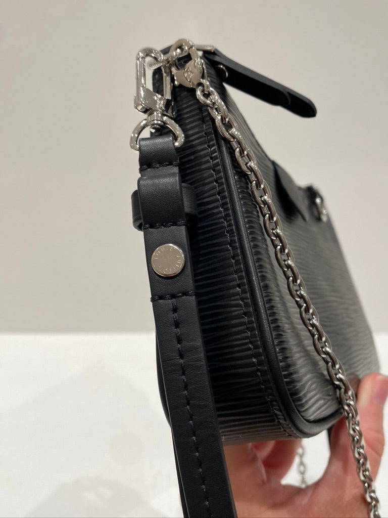 Louis Vuitton Easy Pouch On Strap Epi - (Nypris ca 11.600 kr)