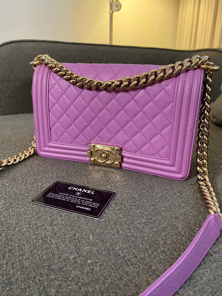 Chanel Medium Boy Bag - Caviar I Farven Lilla Med Guldhardware - (Nypris ca 52.800 kr)