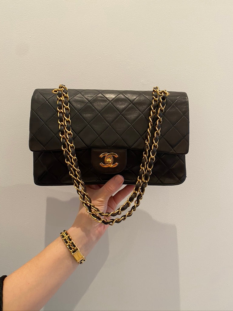 Chanel Medium Classic Flap - Ældre Model - (Nypris 80.580 kr i 2025)