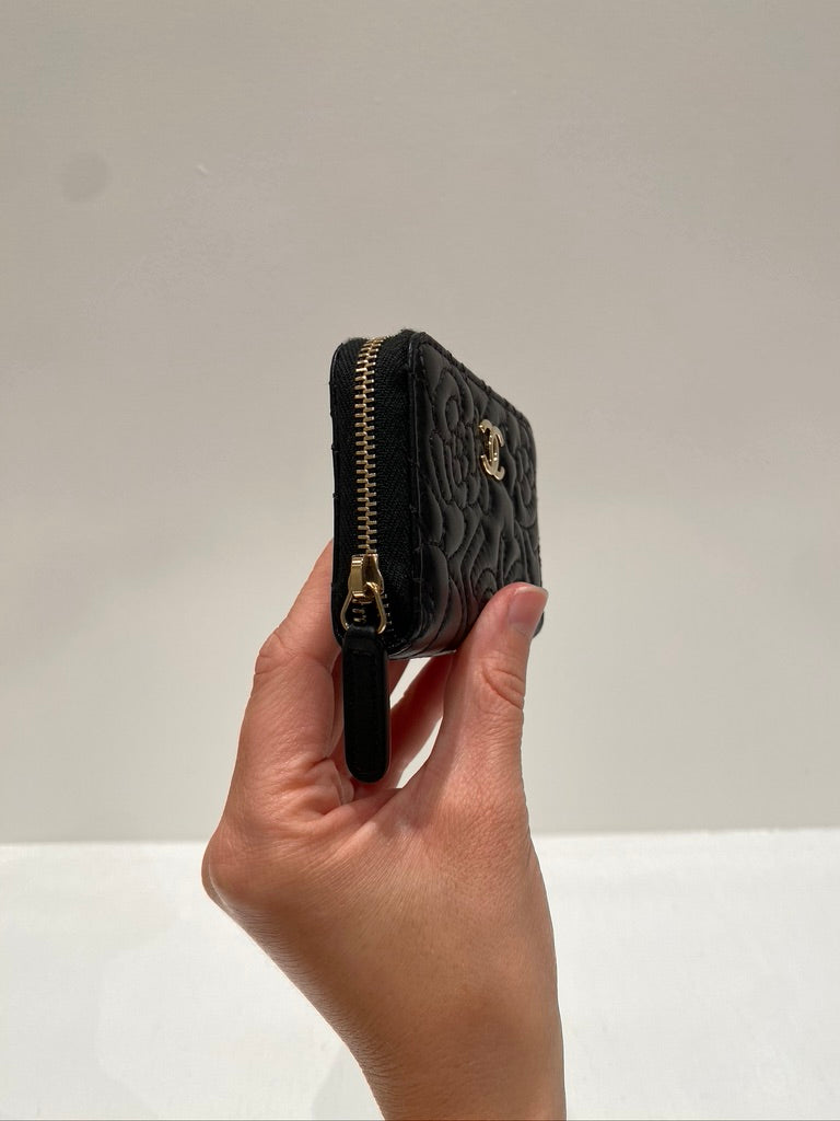 Chanel  Black Camellia Small Zip Purse - (Nypris ca 6-7.000 kr)