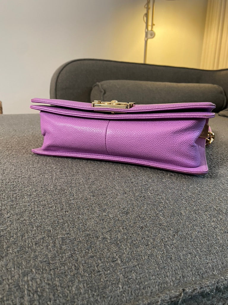 Chanel Medium Boy Bag - Caviar I Farven Lilla Med Guldhardware - (Nypris ca 52.800 kr)