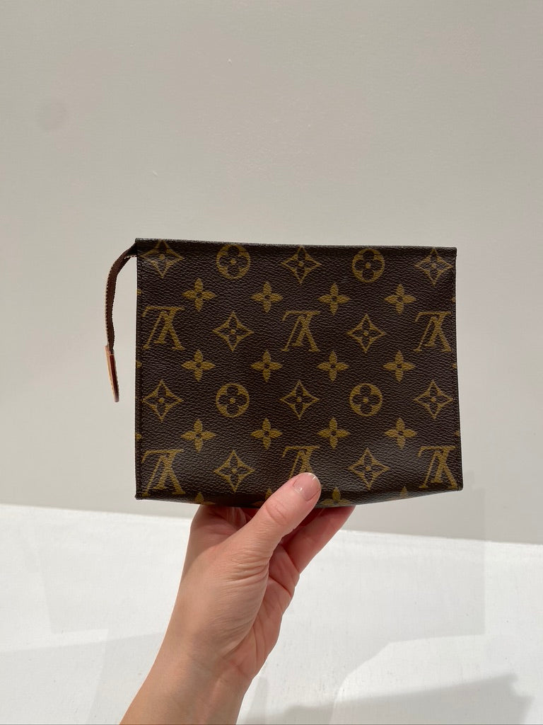 Louis Vuitton Monogram Toiletry Pouch 19 i klassisk monogram canvas
