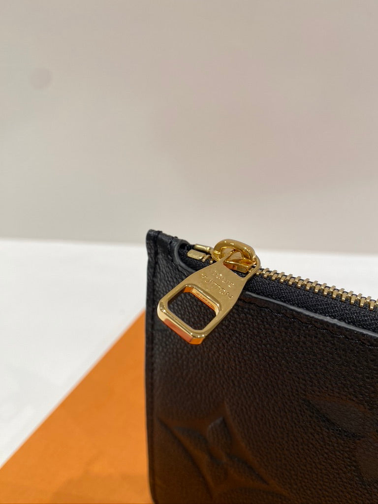 Louis Vuitton Clutch - Stort monogram. Farven er sort