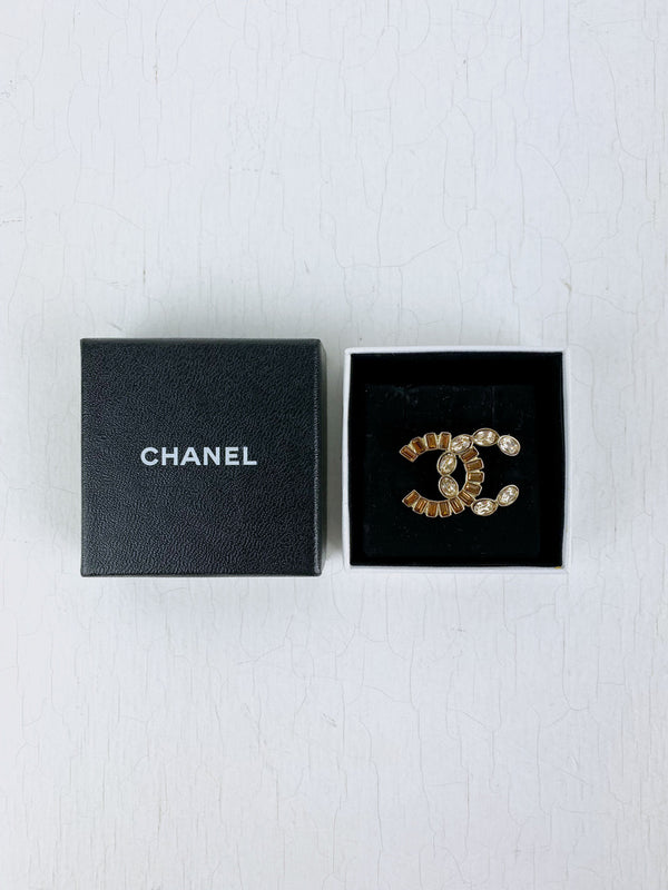 Chanel Lille Broche Med Sten - Mål: L. ca 3,5 cm