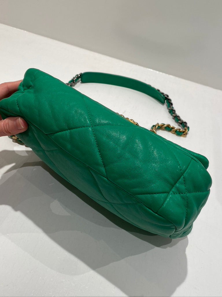 Chanel 19 Small Handbag/Crossbody Taske. Farven er Grøn -  (Nypris ca 50.850 kr)