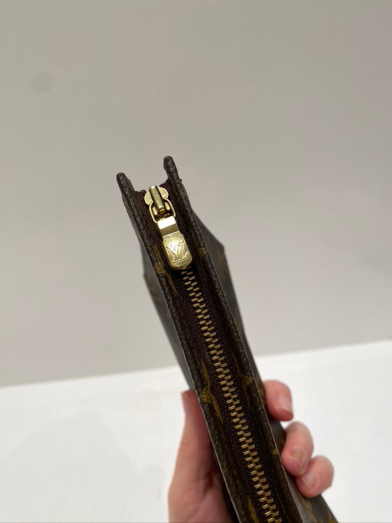 Louis Vuitton Monogram Toiletry Pouch 19 i klassisk monogram canvas