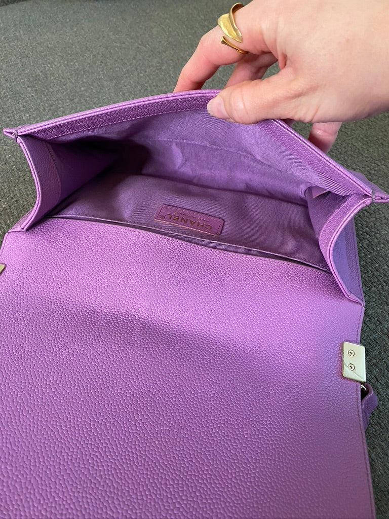 Chanel Medium Boy Bag - Caviar I Farven Lilla Med Guldhardware - (Nypris ca 52.800 kr)