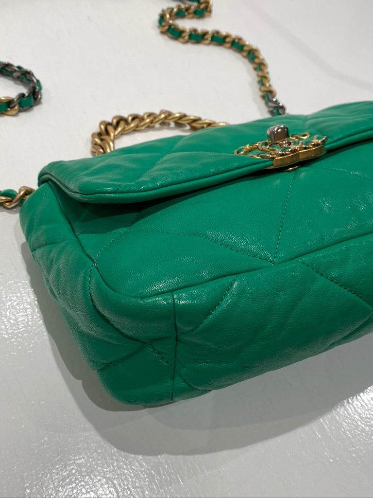 Chanel 19 Small Handbag/Crossbody Taske. Farven er Grøn -  (Nypris ca 50.850 kr)