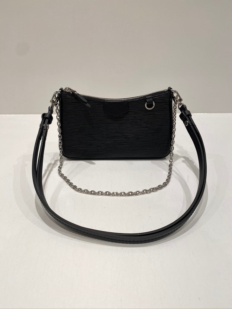 Louis Vuitton Easy Pouch On Strap Epi - (Nypris ca 11.600 kr)