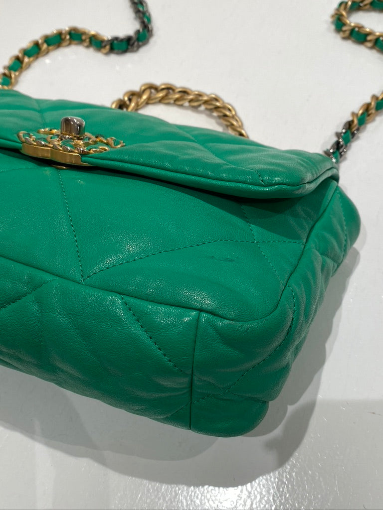 Chanel 19 Small Handbag/Crossbody Taske. Farven er Grøn -  (Nypris ca 50.850 kr)
