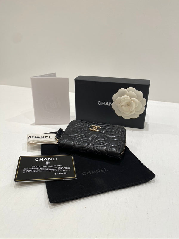 Chanel  Black Camellia Small Zip Purse - (Nypris ca 6-7.000 kr)