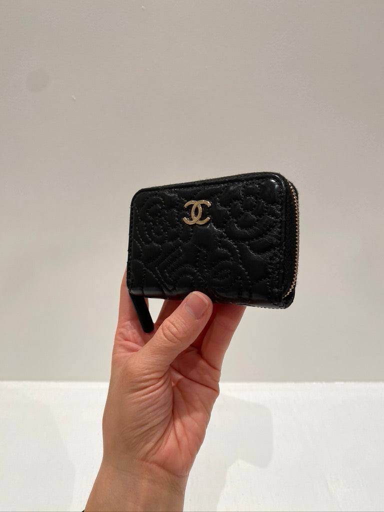 Chanel  Black Camellia Small Zip Purse - (Nypris ca 6-7.000 kr)