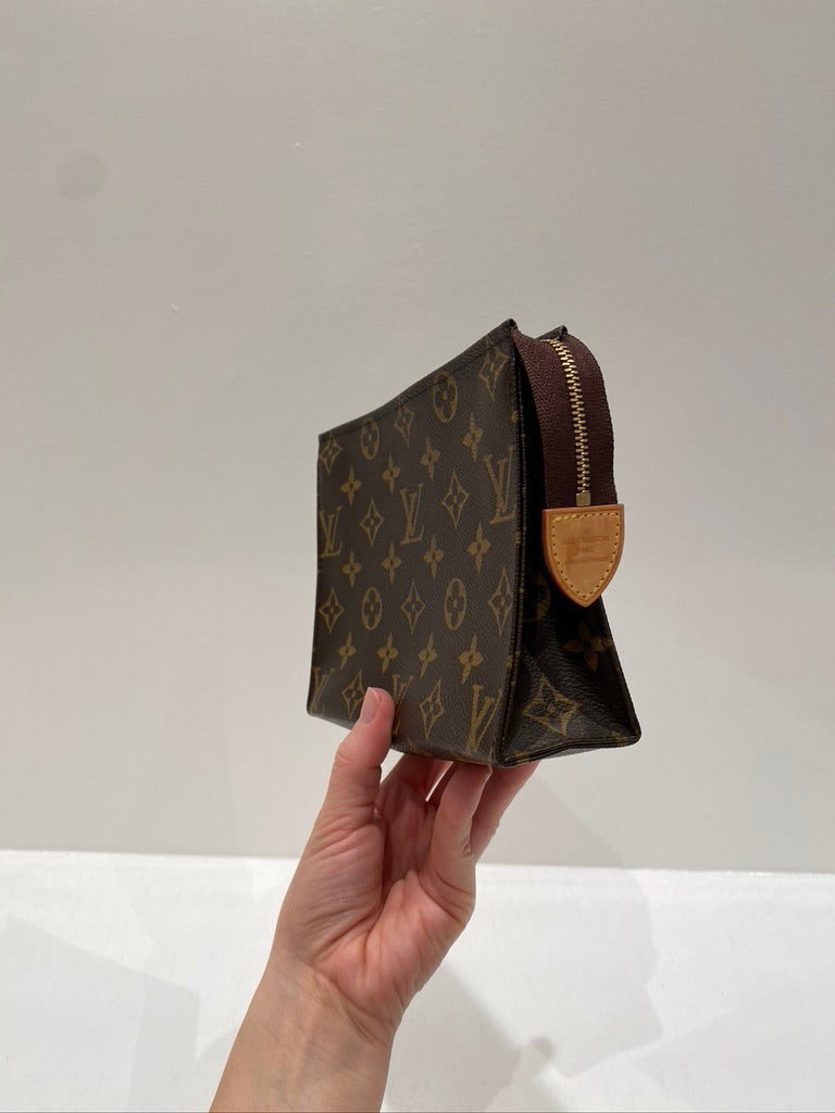 Louis Vuitton Monogram Toiletry Pouch 19 i klassisk monogram canvas