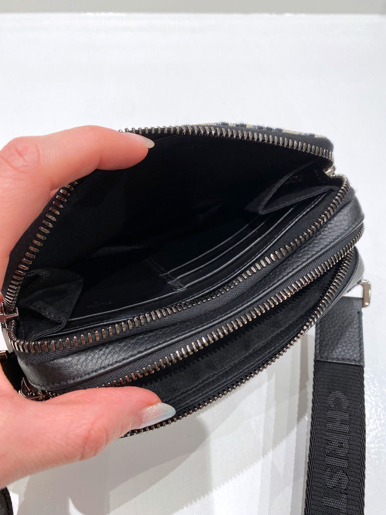 Dior - Zipped Pouch with Strap - - Nypris. 11.200 kr/ 1.500 Euro.