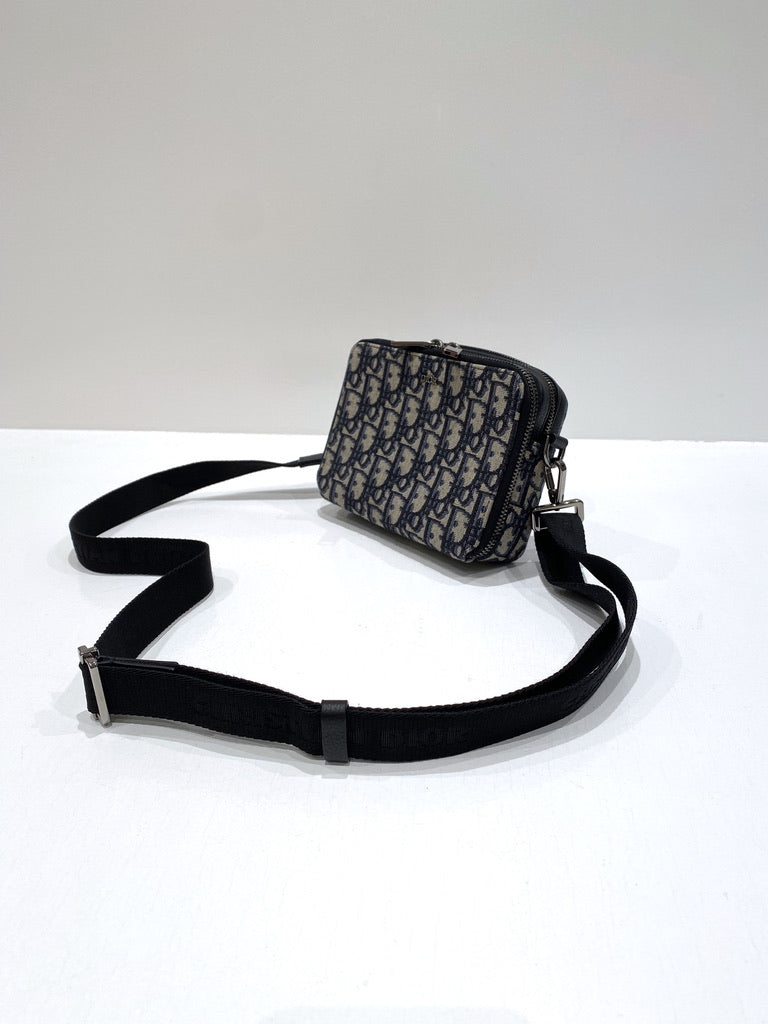 Dior - Zipped Pouch with Strap - - Nypris. 11.200 kr/ 1.500 Euro.