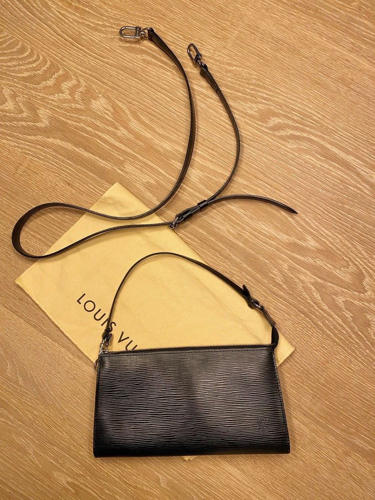 Louis Vuitton Epi Pochette Taske + Lang Rem - (Nypris For Lignende Taske 9.150 kr +  Rem Ca 2.600 kr ialt= 11.750 kr)