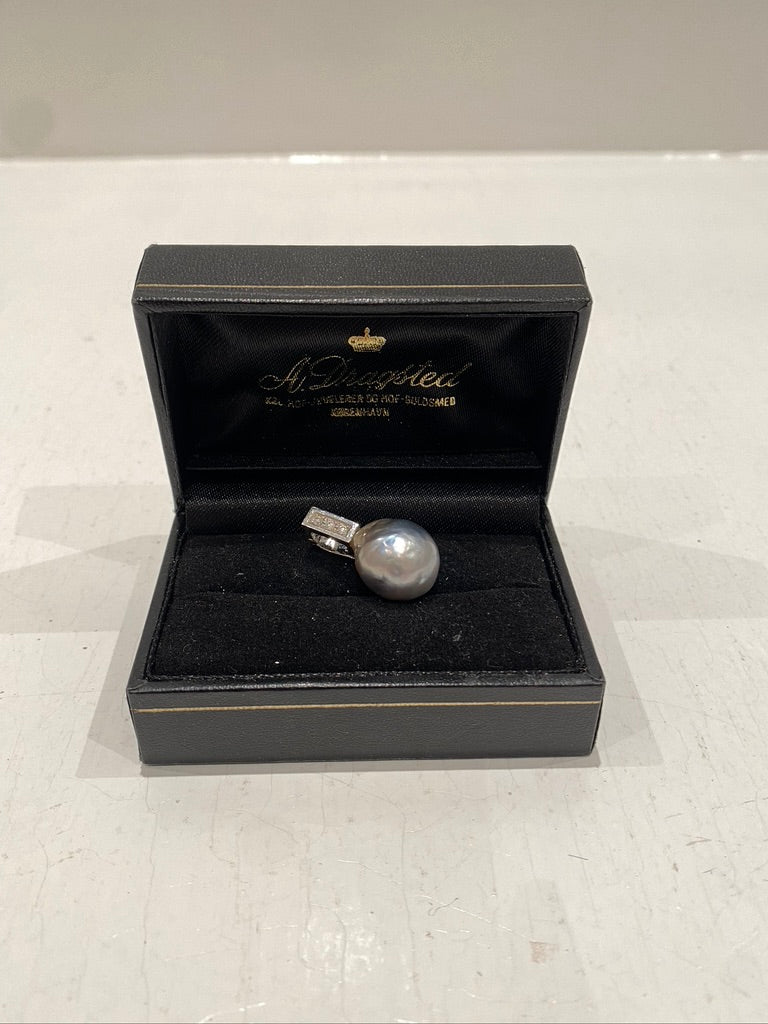 Smykkevedhæng i 14 Karat Hvidguld - Fra A. Dragsted i Store Kongensgade