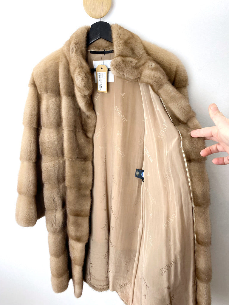 Mink Pels - Passer ca M & L.     (Nypris ca 41.000 kr/5.500 Euro)