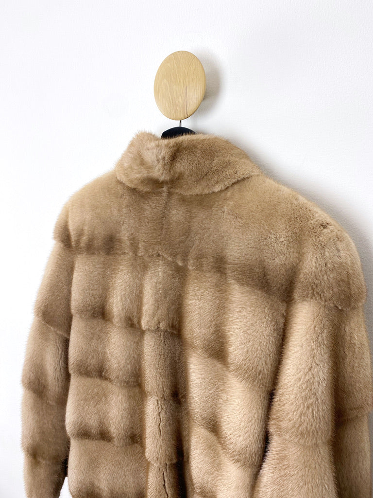 Mink Pels - Passer ca M & L.     (Nypris ca 41.000 kr/5.500 Euro)