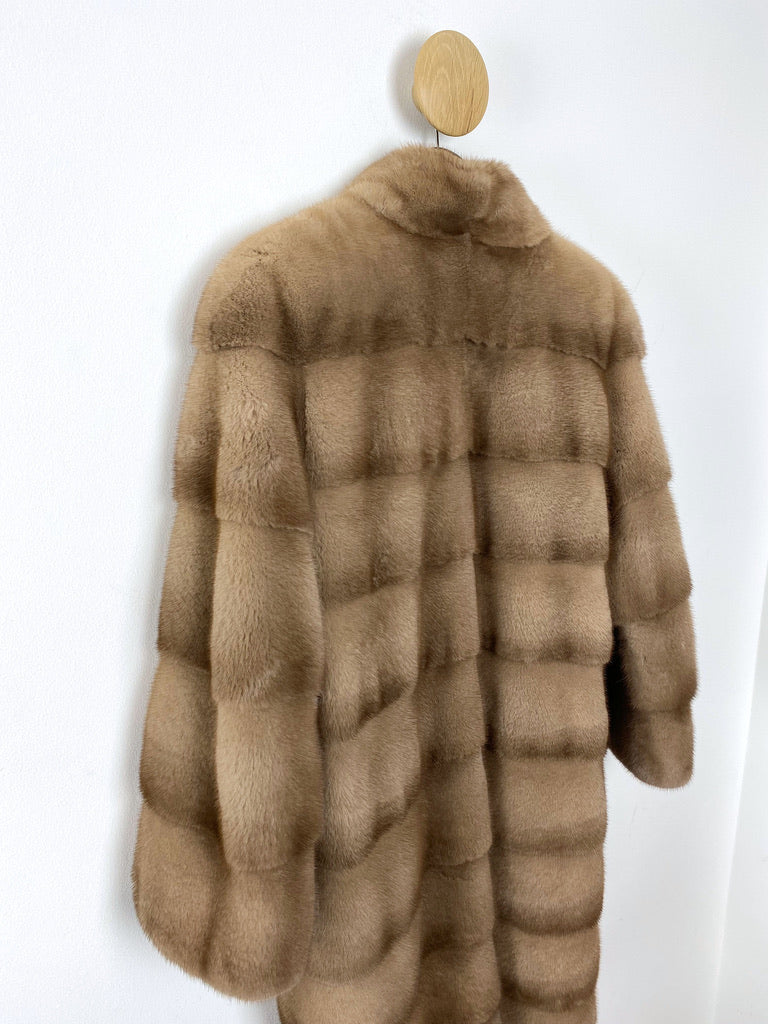 Mink Pels - Passer ca M & L.     (Nypris ca 41.000 kr/5.500 Euro)