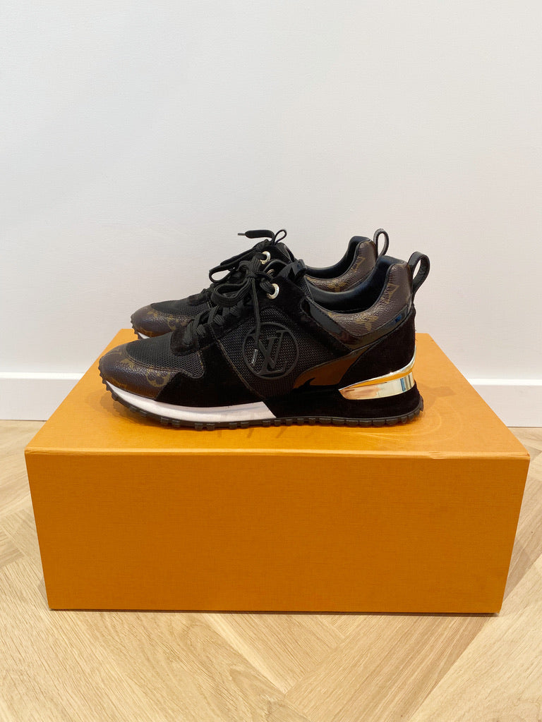 Run Away Trainer - Passer ca str 38 (Oprindeligt Str 37 Men De Er Store I Størrelsen)
