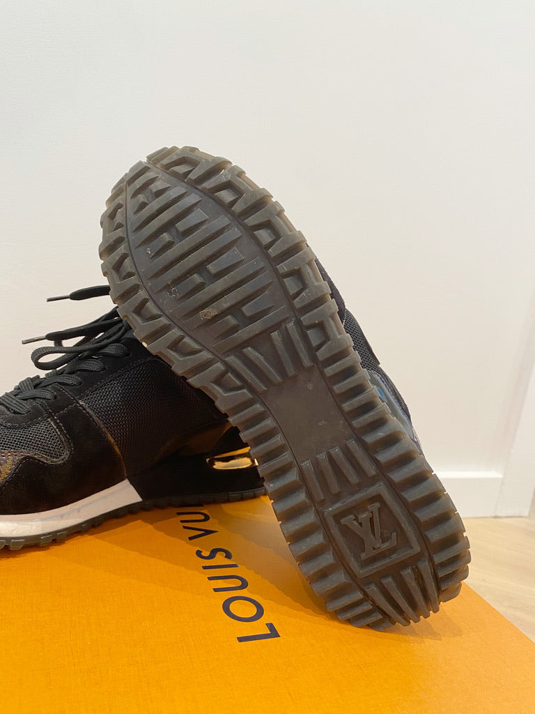 Run Away Trainer - Passer ca str 38 (Oprindeligt Str 37 Men De Er Store I Størrelsen)