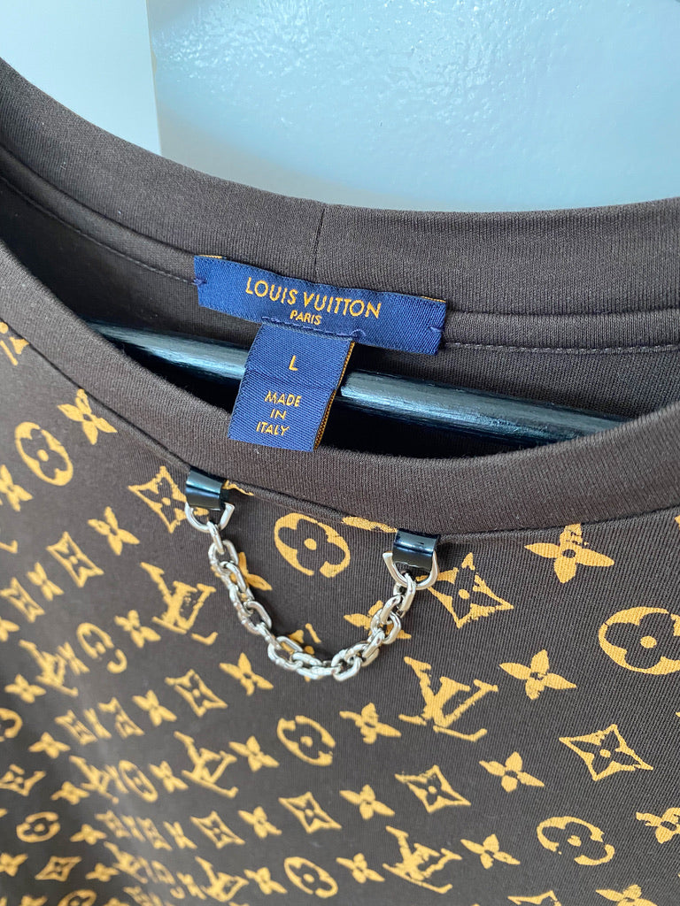 Louis Vuitton Escale Printed Luxery T-Shirt - Passer Ca Str S/Lille M (Oprindeligt Str L, Men Lille I Størrelsen)