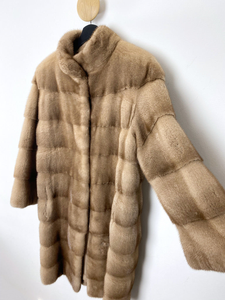 Mink Pels - Passer ca M & L.     (Nypris ca 41.000 kr/5.500 Euro)