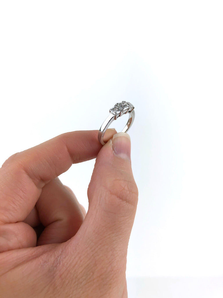 18 Karat Hvid- Gulds Ring Med Diamanter