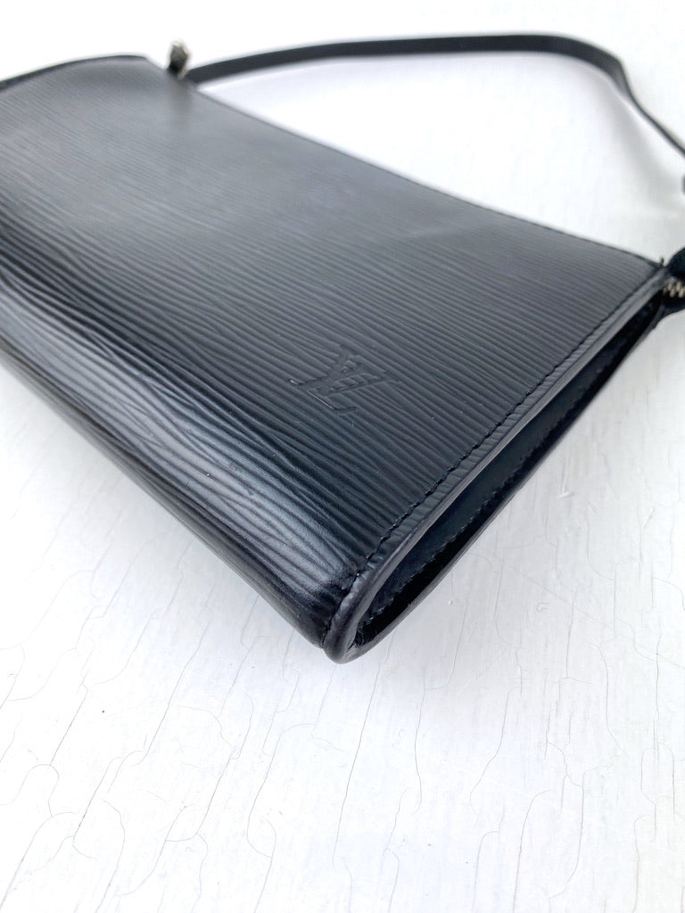 Louis Vuitton Epi Pochette Taske - Sort Med Sølvhardware