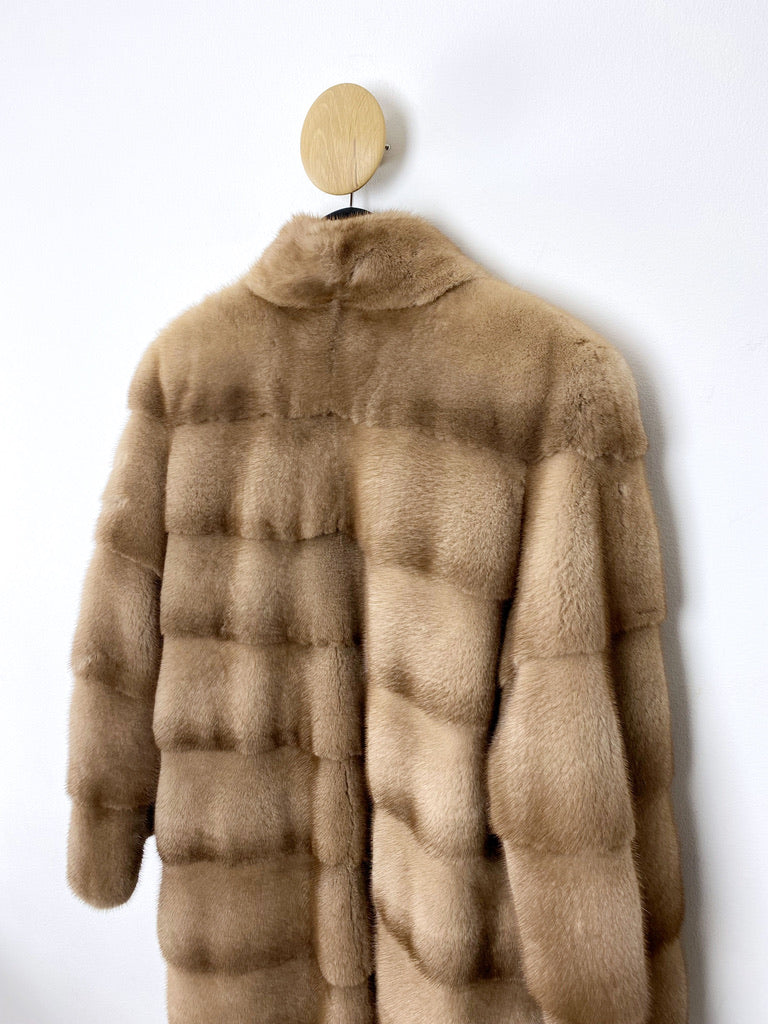 Mink Pels - Passer ca M & L.     (Nypris ca 41.000 kr/5.500 Euro)