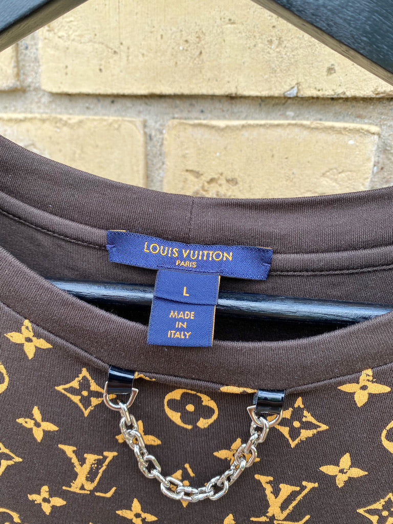 Louis Vuitton Escale Printed Luxery T-Shirt - Passer Ca Str S/Lille M (Oprindeligt Str L, Men Lille I Størrelsen)