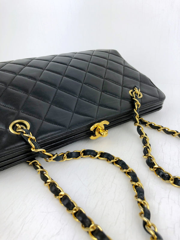 Chanel Quilted Sort Taske Med Guldhardware