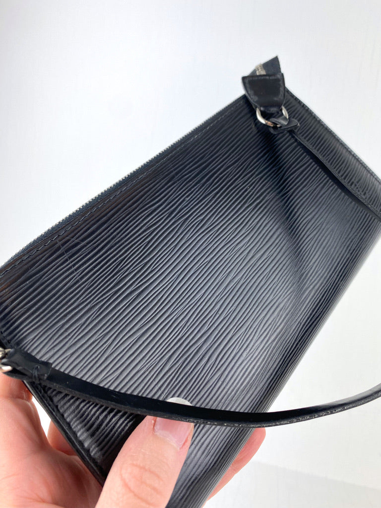 Louis Vuitton Epi Pochette Taske - Sort Med Sølvhardware