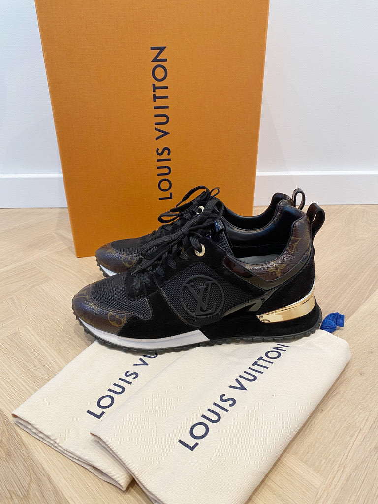 Run Away Trainer - Passer ca str 38 (Oprindeligt Str 37 Men De Er Store I Størrelsen)