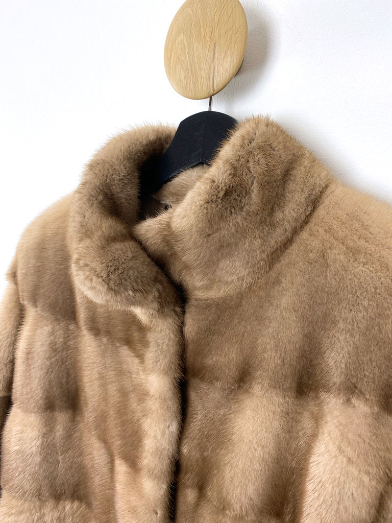 Mink Pels - Passer ca M & L.     (Nypris ca 41.000 kr/5.500 Euro)
