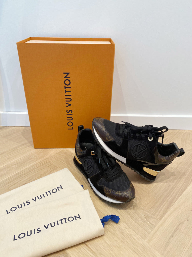 Run Away Trainer - Passer ca str 38 (Oprindeligt Str 37 Men De Er Store I Størrelsen)