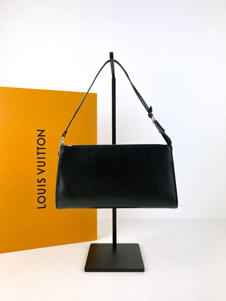 Louis Vuitton Epi Pochette Taske - Sort Med Sølvhardware