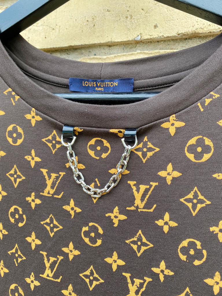 Louis Vuitton Escale Printed Luxery T-Shirt - Passer Ca Str S/Lille M (Oprindeligt Str L, Men Lille I Størrelsen)