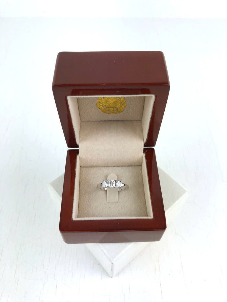 18 Karat Hvid- Gulds Ring Med Diamanter